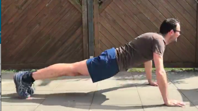 Fitness@home: So trainiert ihr Körperspannung, Arm-, Brust- und Schultermuskulatur (Video)