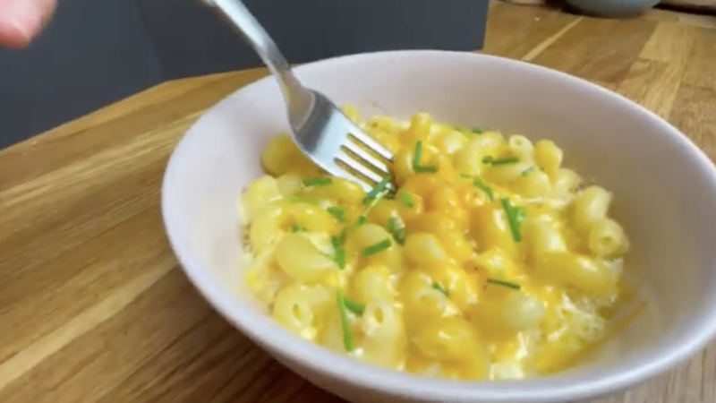 So einfach bereitest Du leckeres „Macaroni & Cheese“ zu! (Video)