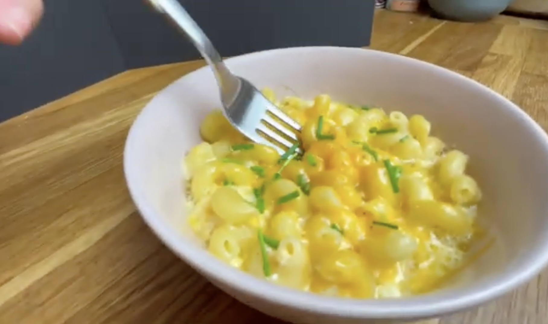 So einfach bereitest Du leckeres „Macaroni & Cheese“ zu! (Video)